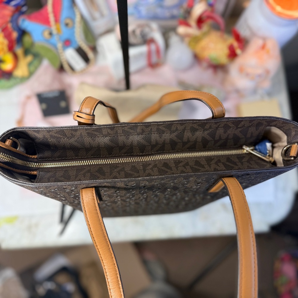 Michael Kors Signature Hayley Large North/South Top Zip Tote - Picture 6 of 14